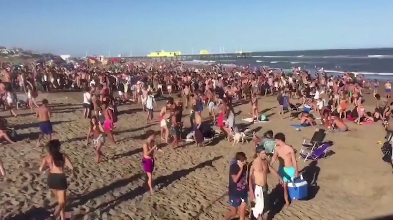 Rozestupte se. Policie na plné argentinské pláži najížděla čtyřkolkami do lidí